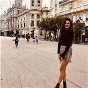 Pedagoga imparte clases particulares a niños de primaria